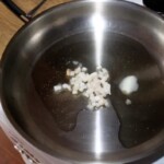 na dużej patelni wytapia się słonina wędzona