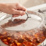 gulasz z wieprzowiny w trakcie przygotowania