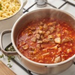 gulasz z wieprzowiny w garnku zaraz po ugotowaniu
