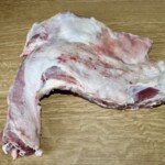 kawałek świeżej jagnięciny na stole