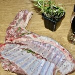 kawałek świeżej jagnięciny z żeberkami