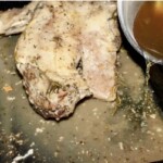 kawałek jagnięciny w trakcie pieczenia