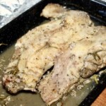 kawałek jagnięciny w trakcie pieczenia