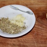 suszone oregano i zmiażdżony czosnek na talerzyku
