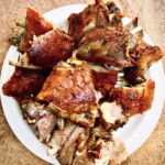 jagnięcina pieczona w kawałku po kreteńsku podana jako rąbanka