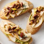 jesienna kanapka z awokado gorgonzola gruszka