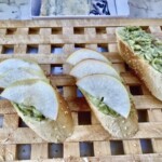 Jesienna kanapka z awokado gruszką i gorgonzolą