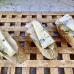 Jesienna kanapka z awokado gruszką i gorgonzolą