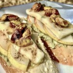 Jesienna kanapka z awokado gruszką i gorgonzolą