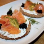 Kanapki szwedzkie z łososiem wędzonym