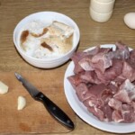 wieprzowina pokrojona na talerzu