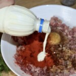 w misce znajdują się składniki do przygotowania klopsów wieprzowych