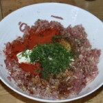 w misce znajdują się składniki do przygotowania klopsów wieprzowych