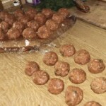 surowe klopsy wieprzowe na blacie kuchennym