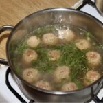 klopsy wieprzowe gotują się w garnku