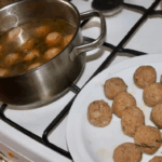 ugotowane klopsy wieprzowe na talerzu i w garnku