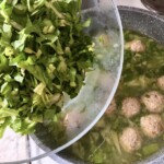 Klopsy wieprzowe w sosie z rzymską sałatą