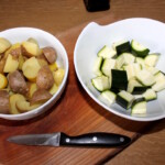 w miskach znajdują się pokrojone ziemniaki i cukinia