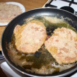 na patelni smażą się kotlety po bolońsku cielęce