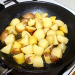 na patelni smażą się pokrojone ziemniaki