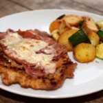 Kotlet cielęcy przygotowany po bolońsku, czyli panierowany i smażony, a następnie obłożony szynką parmeńską i płatkami parmezanu na koniec krótko duszony.