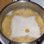 w garnku gotuje się kasza jaglana