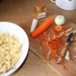 ugotowana kasza jaglana w dużej misce oraz obrana marchewka