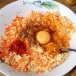 Kotlety z marchewki i kaszy jaglanej z papryką farsz w misce