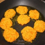 Kotlety z marchewki i kaszy jaglanej z papryką smażą się na patelni