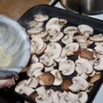 na patelni grillowej smażą się brązowe pieczarki pokrojone w plastry