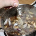 Kurczak duszony w cebuli z pieczarkami