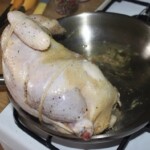 na patelni smaży się cały kurczak