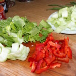 pokrojona w paski czerwona papryka i posiekana kapusta pekińska