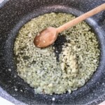 na patelni smaży się drobno posiekana cebulka