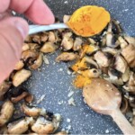 na patelni smażą się pieczarki pokrojone w małe kawałki