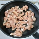 na patelni smażą się paski piersi kurczaka