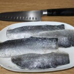 cztery filety z lab raksa na talerzu