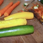 kolorowe cukinie na blacie kuchennym