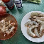 surowe krewetki w trakcie obierania ze skorupek