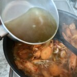 na patelni przygotowywany jest sos do krewetkę garidomakaronada