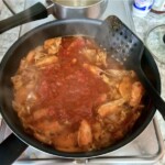 na patelni przygotowywany jest sos do krewetkę garidomakaronada