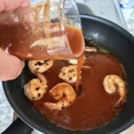 na patelni przygotowywany jest sos do krewetkę garidomakaronada