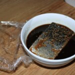 filet z łososia ze skórą marynuje się w misce w marynacie po azjatycku