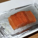 filet z łososia w naczyniu żaroodpornym