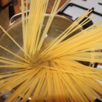 w dużym garnku gotuje się makaron spaghetti