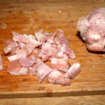 na desce kuchennej znajduje się pokrojona w mała kostkę golonka pieczona