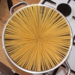 makaron spaghetti gotuje się w dużym garnku