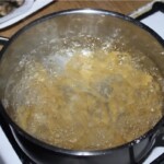 w garnku gotuje się makaron penne