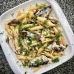 Makaron z sardynkami smażonymi i fenkułem