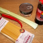 Makaron z tuńczykiem selerem naciowym i oliwkami składniki